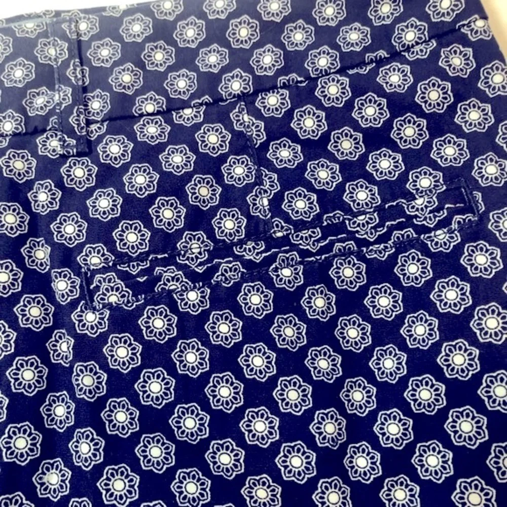 Banana Republic Navy White Floral Printed 5” inseam Shorts Women’s size 6 NWOT